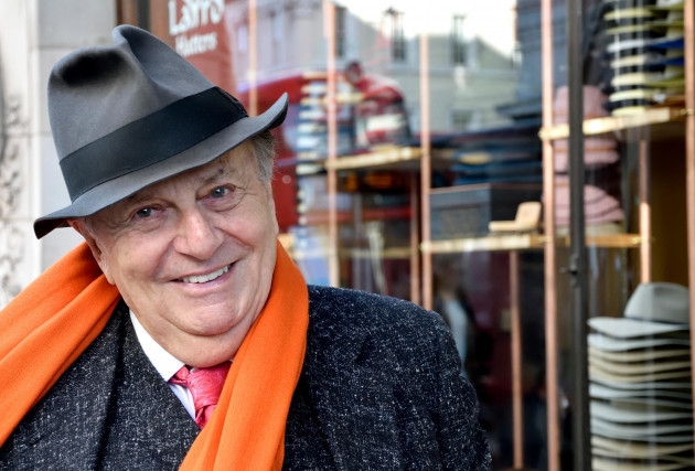 barry-humphries-outside-the-oldie-of-the-year-awards-simpsons-the-strand-london-2nd-feb-2016