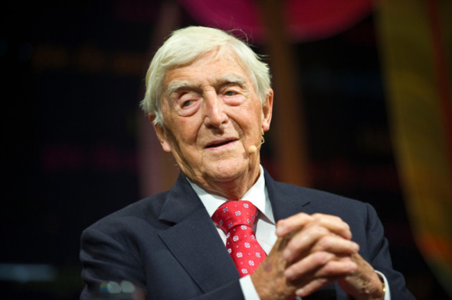 michael-parkinson-speaking-on-stage-at-hay-festival-2017-hay-on-wye-powys-wales-uk