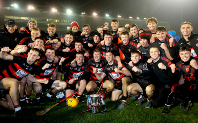 ballygunner-celebrate-with-the-trophy