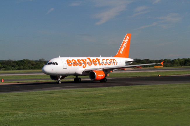 easy-jet-airbus-a319-111-aircraft-g-ezbb-manchester-airport-england-14-may-2014