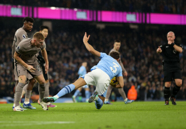 etihad-stadium-manchester-uk-3rd-dec-2023-premier-league-football-manchester-city-versus-tottenham-hotspur-pedro-porro-of-tottenham-hotspur-pushes-ruben-dias-of-manchester-city-in-the-aftermath