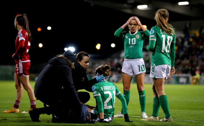 sinead-farrelly-gets-treatment