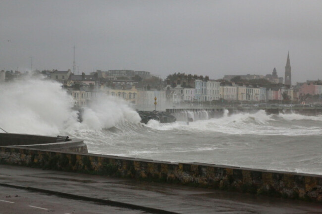 dun-laoghaire-dublin-ireland-20th-october-2023-waves-top-over-sea-walls-at-high-tide-on-dun-laoghaire-seafront-during-a-met-eireann-status-orange-rain-warning-for-storm-babet-in-dublin-credit-d