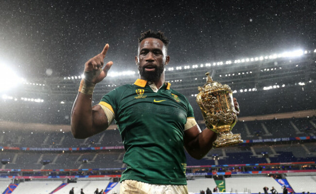 siya-kolisi-celebrates-with-the-william-webb-ellis-trophy