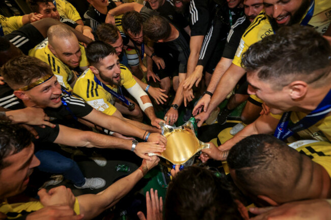 la-rochelle-celebrate-in-the-changing-rooms-after-the-game