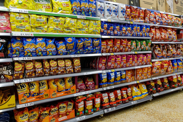 shelves-with-selection-of-crisp-packs-in-a-tesco-supermarket-london-england-united-kingdom-uk