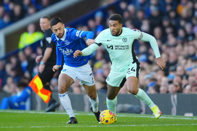 evertons-dwight-mcneil-left-challenges-for-the-ball-with-chelseas-reece-james-during-the-english-premier-league-soccer-match-between-everton-and-chelsea-at-goodison-park-stadium-in-liverpool-en