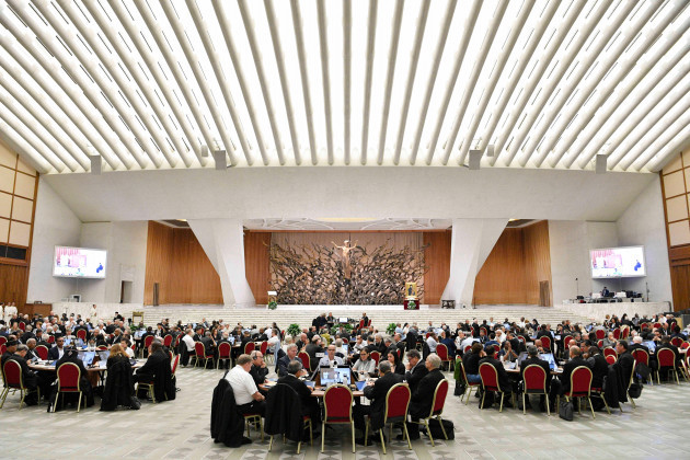 vatican-vatican-27th-oct-2023-italy-rome-vatican-20231027-participants-of-the-16th-general-assembly-of-the-synod-of-bishops-gather-in-the-paul-vi-hall-at-the-vatican-pope-francis-is-convenin