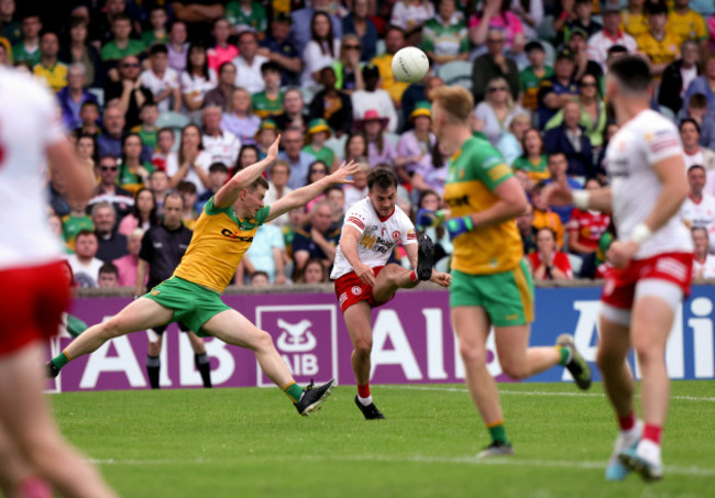 darragh-canavan-kicks-a-score