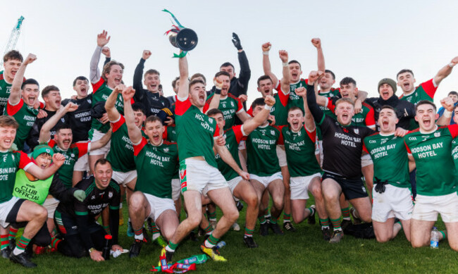 paul-mcgrath-celebrates-with-his-team