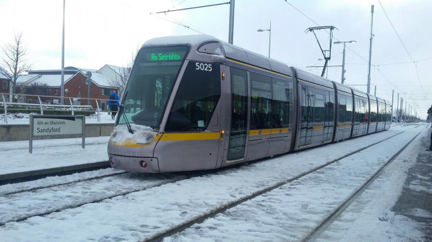 Sandyford-Dublin-Irlande - 28 février 2018 - La neige et le verglas sèment le chaos dans les transports publics de Dublin, comme sur la photo du tramway Luas, perturbant le trajet des passagers