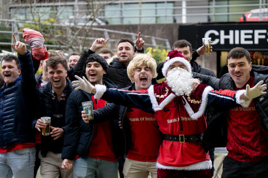 munster-rugby-fans-arrive-ahead-of-the-game