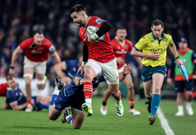 conor-murray-is-tackled-by-robbie-henshaw