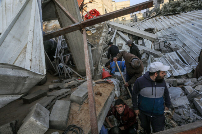 rafah-gaza-17th-dec-2023-palestinians-search-for-victims-after-an-israeli-strike-on-residential-houses-in-rafah-in-the-southern-gaza-strip-on-sunday-december-17-2023-amid-the-ongoing-battles-b