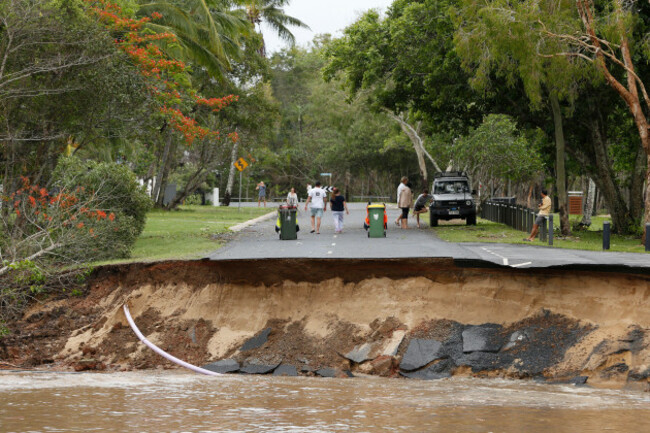 cairns-australia-18th-dec-2023-residents-are-cut-off-after-a-large-section-of-road-has-washed-away-at-the-end-of-holloways-beach-esplanade-in-the-suburb-of-holloways-beach-in-cairns-monday-decem