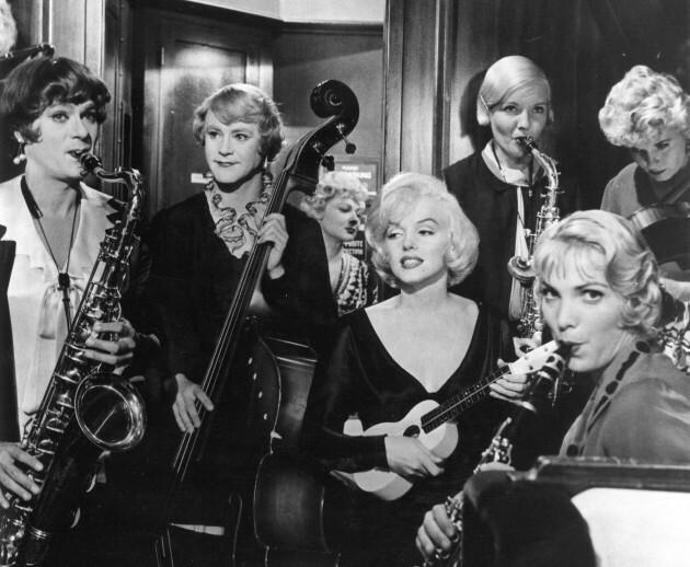 Marilyn Monroe avec un ukulélé dans une ambiance chaude comme ça avec Jack Lemmon et Tony Curtis habillés en femmes