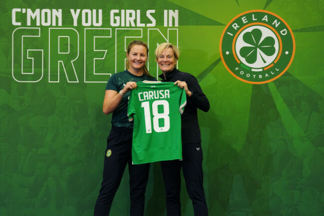 kyra-carusa-left-is-presented-with-her-jersey-by-republic-of-ireland-manager-vera-pauw-during-a-media-day-at-the-oreilly-hall-dublin-picture-date-thursday-june-29-2023