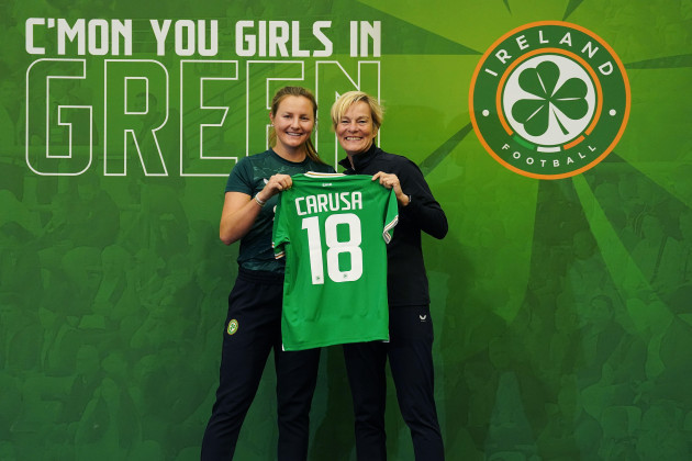 kyra-carusa-left-is-presented-with-her-jersey-by-republic-of-ireland-manager-vera-pauw-during-a-media-day-at-the-oreilly-hall-dublin-picture-date-thursday-june-29-2023