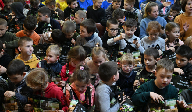 lysa-gora-ukraine-19th-dec-2023-ukrainian-girls-and-boys-from-an-orphanage-are-delighted-with-christmas-presents-brought-by-the-private-organization-ohz-hilft-from-osterholz-scharmbeck-credit