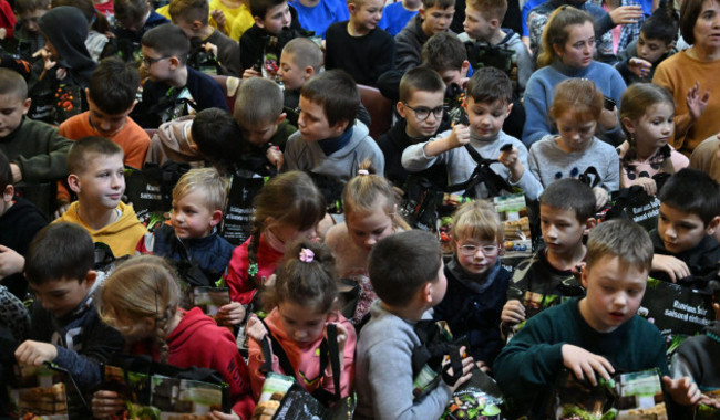 lysa-gora-ukraine-19th-dec-2023-ukrainian-girls-and-boys-from-an-orphanage-are-delighted-with-christmas-presents-brought-by-the-private-organization-ohz-hilft-from-osterholz-scharmbeck-credit