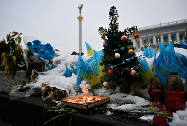 kyiv-ukraine-10th-dec-2023-flowers-candles-and-a-small-christmas-tree-near-ukrainian-flags-with-the-names-of-the-fallen-ukrainian-soldiers-who-died-during-the-war-with-russia-are-visible-in-the-i