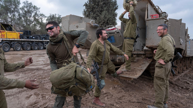 southern-israel-israel-14th-dec-2023-israeli-idf-reserve-infantry-soldiers-remove-their-gear-from-an-apc-armored-personnel-carrier-as-they-return-to-a-southern-israeli-staging-area-from-fighting