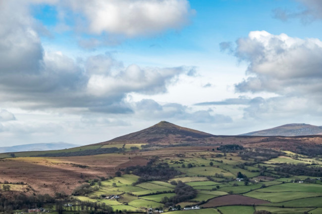 the-sugar-loaf-596m-a-distinctive-hill-near-abergavenny-in-the-brecon-beacons-national-park-seen-from-the-summit-of-the-skirrid-wales-uk