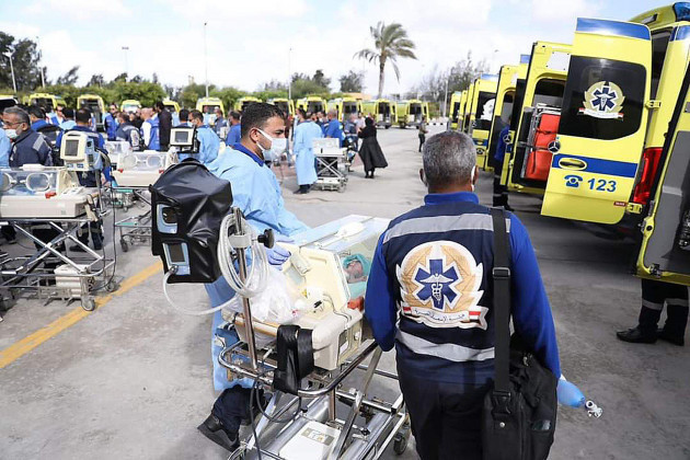 20-de-noviembre-2023-cruce-fronterizo-de-rafah-médicos-en-el-territorio-palestino-de-gaza-transfieren-a-un-bebé-palestino-prematuro-en-una-incubadora-desde-gaza-a-una-ambulancia-en-el- lado-egipcio de la frontera-de-rafah-c