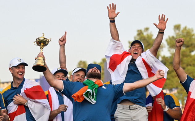 shane-lowry-celebrates-with-the-ryder-cup