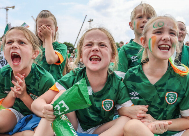 frankie-mccabe-evie-mooney-penny-mccabe-seth-mooney-and-brooke-kelleher-watch-on-towards-the-end-of-the-game