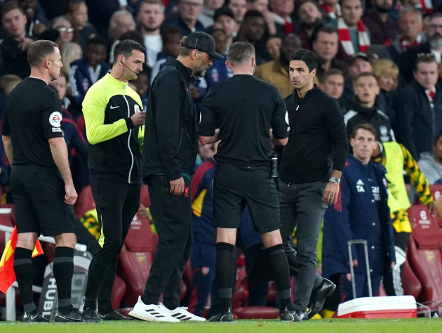 match-referee-michael-oliver-centre-speaks-to-liverpool-manager-jurgen-klopp-and-arsenal-manager-mikel-arteta-during-the-premier-league-match-at-the-emirates-stadium-london-picture-date-sunday-oc