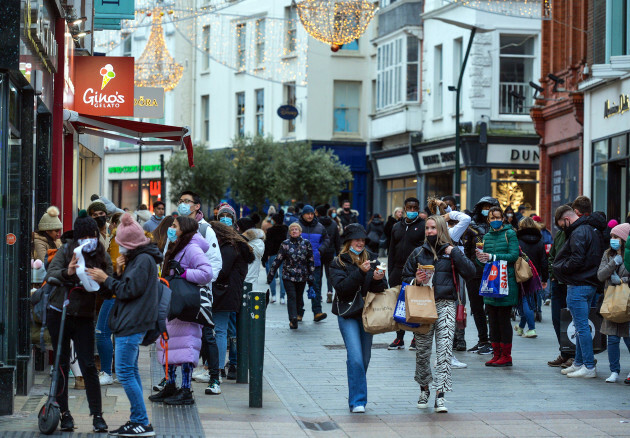 Les acheteurs portent des sacs de vente sur Grafton Street le jour de la Saint-Étienne