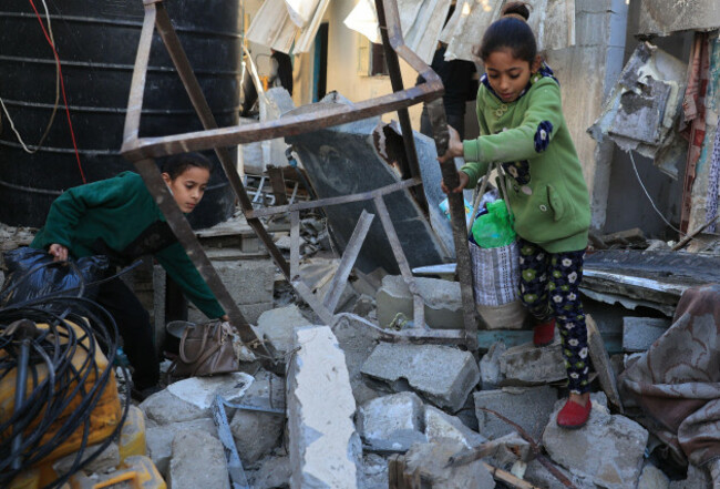 rafah-gaza-26th-dec-2023-palestinians-search-the-rubble-of-a-building-following-israeli-bombardment-in-rafah-in-the-southern-gaza-strip-on-tuesday-december-26-2023-amid-continuing-battles-isra