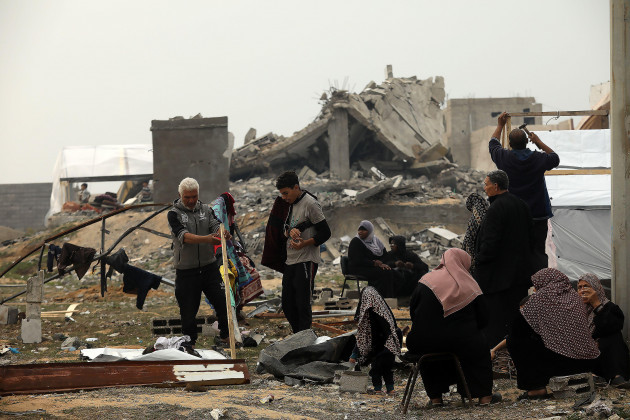 rafah-gaza-28th-dec-2023-a-palestinian-family-sits-on-paving-as-palestinian-families-seeking-refuge-from-israeli-attacks-on-gaza-establish-makeshift-tents-in-vacant-areas-to-ensure-their-safety
