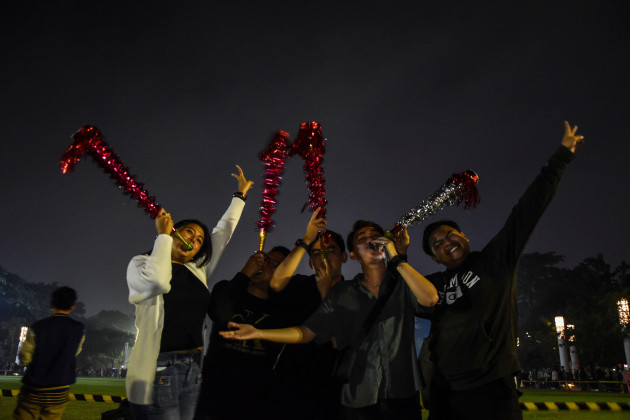 bandung-west-java-indonesia-1st-jan-2024-visitors-blow-trumpets-during-new-years-eve-celebrations-in-the-taman-gasibu-area-which-leads-to-the-iconic-west-java-building-namely-the-office-of-the
