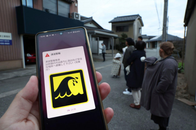un-smartphone-notifie-l'émission-d'une-alerte-au-tsunami-au-japon-le-1er-janvier-2024-un-séisme-de-terre-massif-se produit-près-de-la-préfecture-d'ishikawa-péninsule-de-noto-a- une-alerte-au-tsunami-majeur-a-été-émise-pour-le
