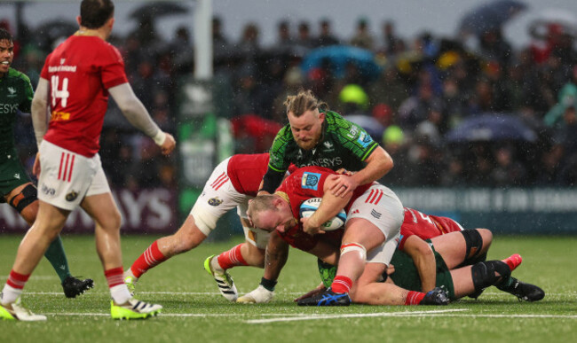 oli-jager-suffers-an-injury-after-taking-the-ball-in-to-contact