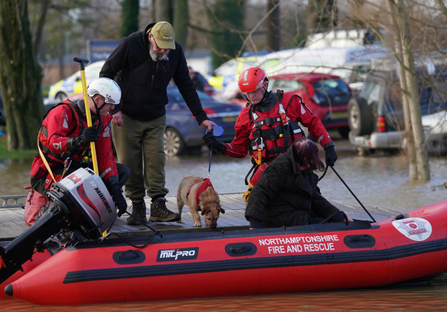 El Servicio de Bomberos y Rescate de Northamptonshire rescató a personas de botes en el Aquadrome de Billing en Northampton después de que el camino a tierra fuera bloqueado por el aumento del agua causado por la tormenta Henk y una severa