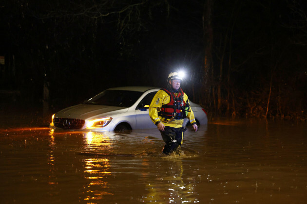 Hathern-Leicestershire-Royaume-Uni-2 janvier 2024-UK Weather-UN pompier s'éloigne après avoir vérifié à l'intérieur d'une voiture bloquée dans les eaux de crue. Des vents violents et de fortes pluies ont frappé une large bande de