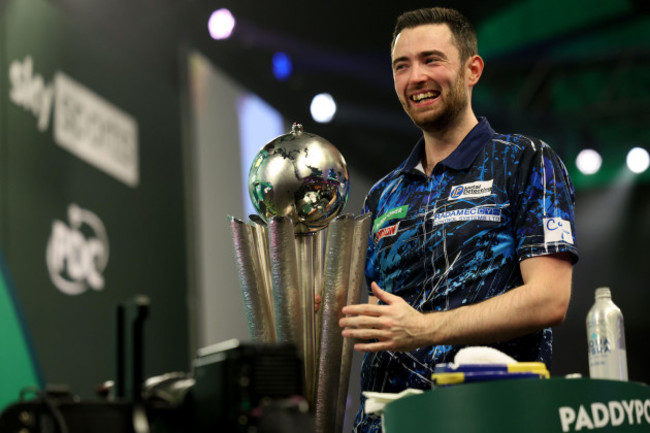 alexandra-palace-london-uk-3rd-jan-2024-202324-pdc-paddy-power-world-darts-championships-day-16-final-luke-humphries-celebrates-with-the-sid-waddell-trophy-credit-action-plus-sportsalamy-liv