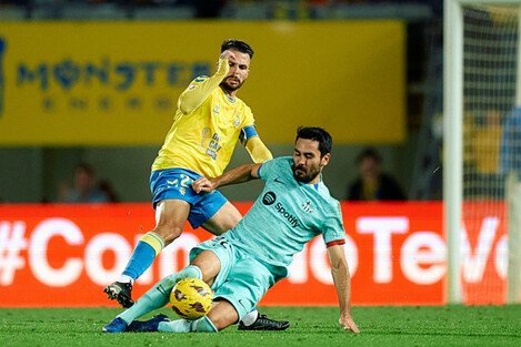 Late Gundogan penalty snatches comeback win for Barca at Las Palmas