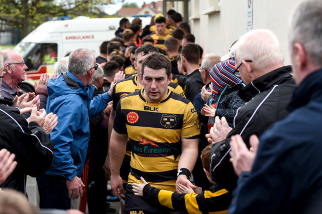 ger-slattery-leads-his-side-out-onto-the-pitch