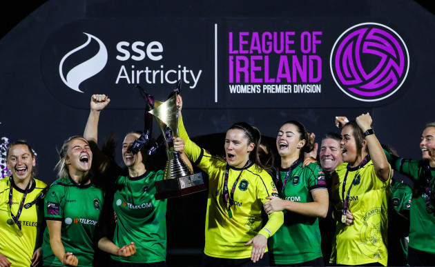 karen-duggan-lifts-the-the-sse-airtricity-womens-national-league-trophy