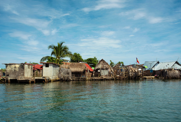 waterfront-view-of-traditional-housing-rural-thatch-houses-in-indigenous-kuna-or-guna-yala-village-san-blas-islands-panama-oct-2018