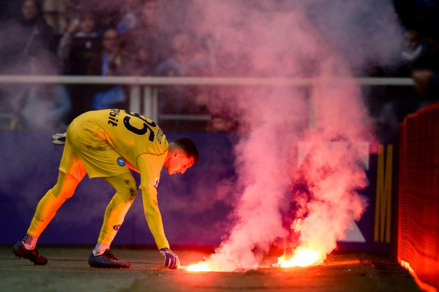 turin-italy-7-january-2024-pierluigi-gollini-of-ssc-napoli-takes-a-flare-during-the-serie-a-football-match-between-torino-fc-and-ssc-napoli-credit-nicolo-campoalamy-live-news