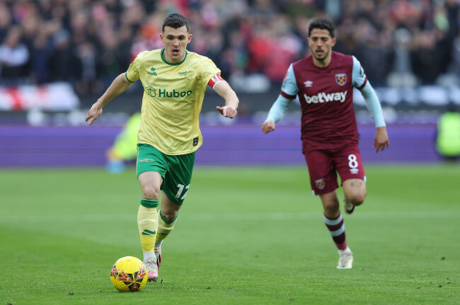 london-uk-7th-jan-2024-jason-knight-of-bristol-city-with-the-ball-ahead-of-pablo-fornals-of-west-ham-united-during-the-the-fa-cup-match-at-the-london-stadium-london-picture-credit-should-read-p
