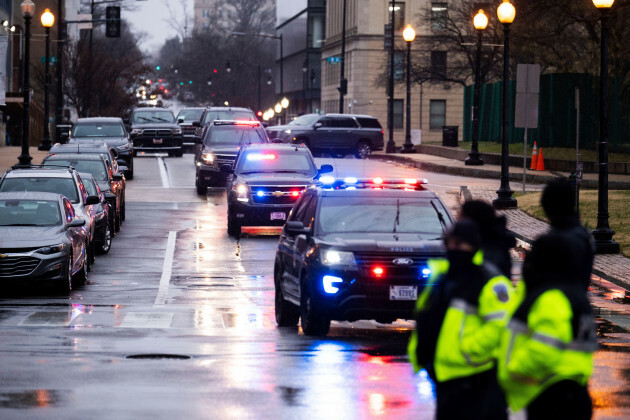 États-Unis - 9 janvier - Le cortège de l'ancien président Trump a été aperçu sur Northwest Street alors qu'il se rendait aux débats devant le tribunal de district des États-Unis, plaidant en faveur du district de Columbia sur la question de savoir s'il est immunisé ou non.