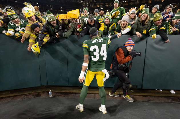 green-bay-wi-usa-7th-jan-2024-green-bay-packers-safety-jonathan-owens-34-greets-fans-after-the-green-bay-packers-beat-the-chicago-bears-in-green-bay-wi-kirsten-schmittcal-sport-media-credit