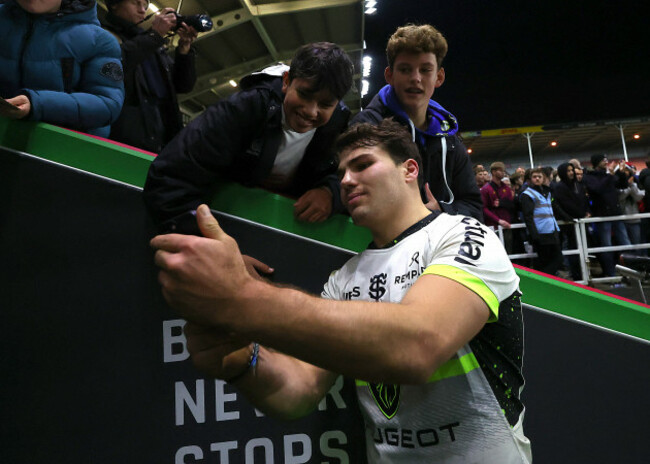 antoine-dupont-with-fans-after-the-game