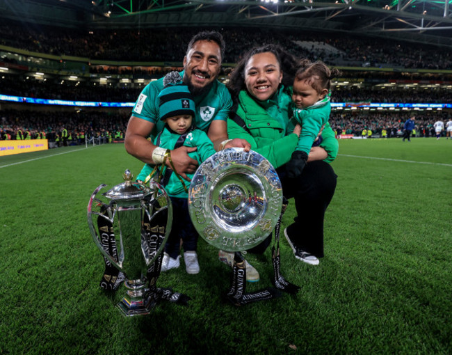 bundee-aki-celebrates-winning-with-his-wife-kayla-and-their-children-andronikas-and-ailbhe
